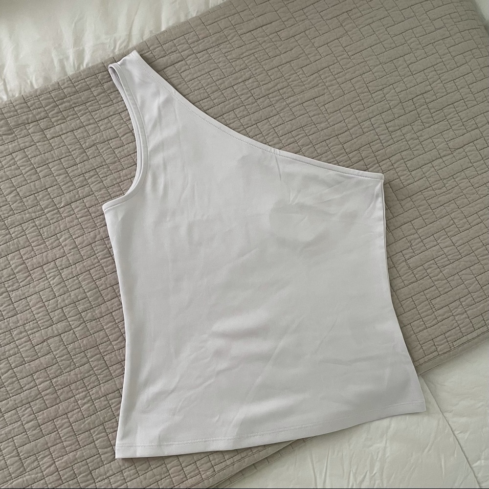 One shoulder sleeveless too